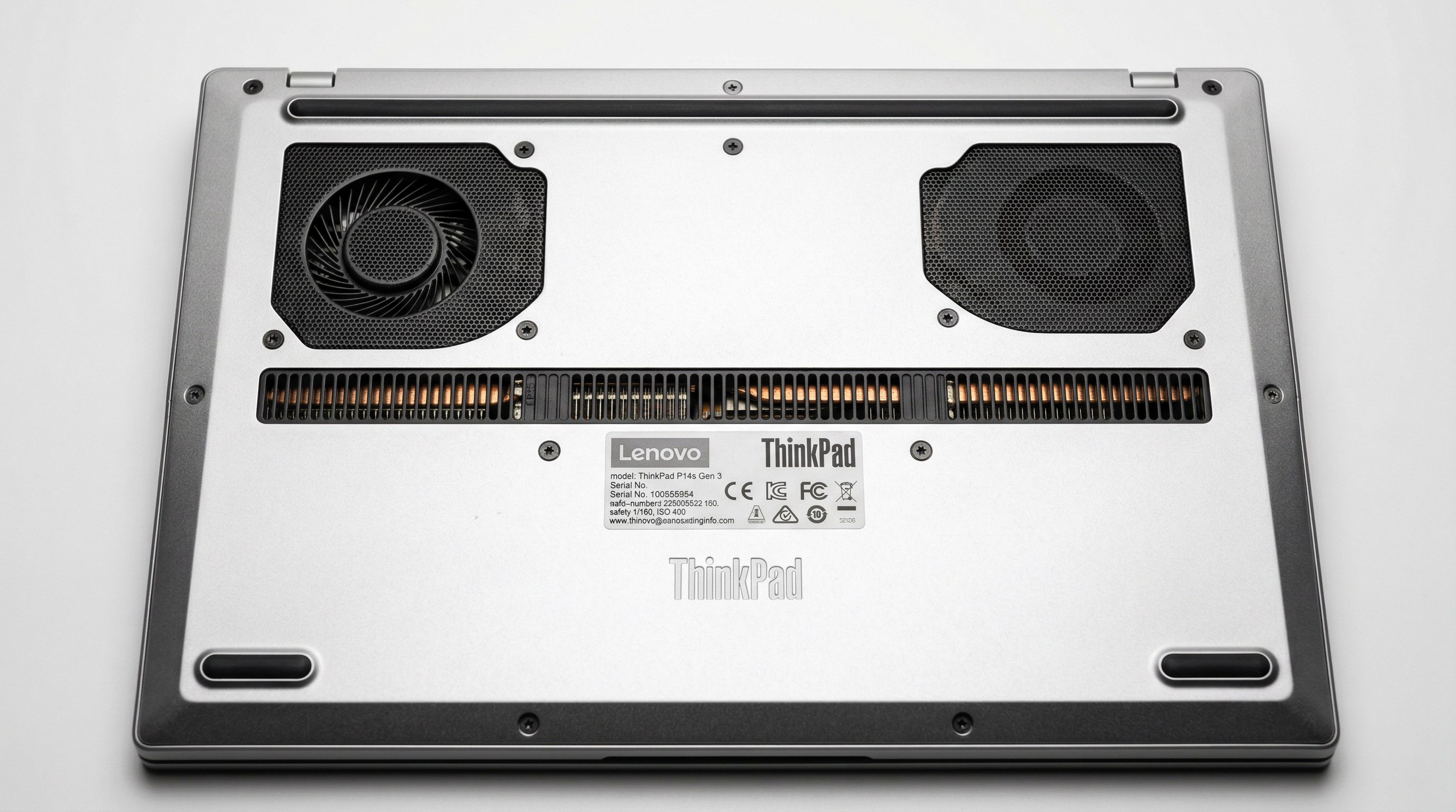 联想ThinkPad笔记本底部散热口俯视特写