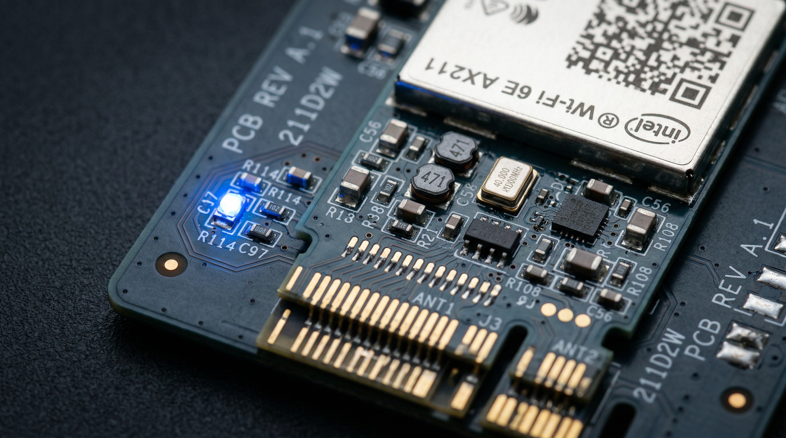 Intel AX211无线网卡芯片PCB主板特写金色电路