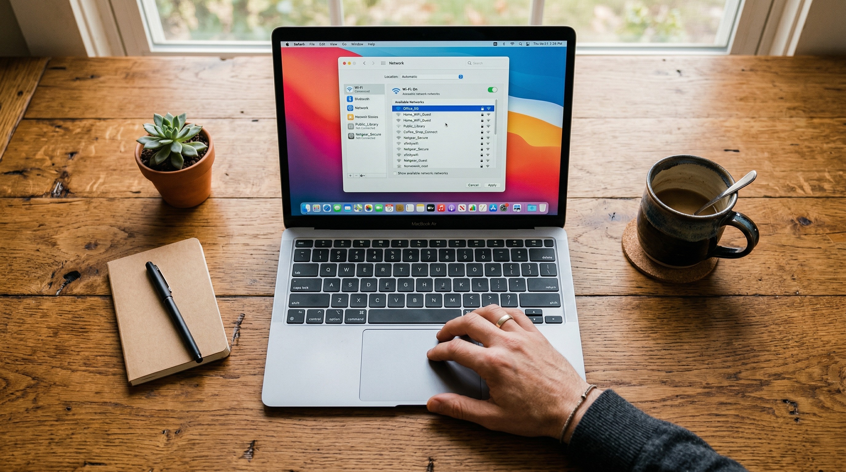 笔记本WiFi设置界面过肩视角真实操作场景